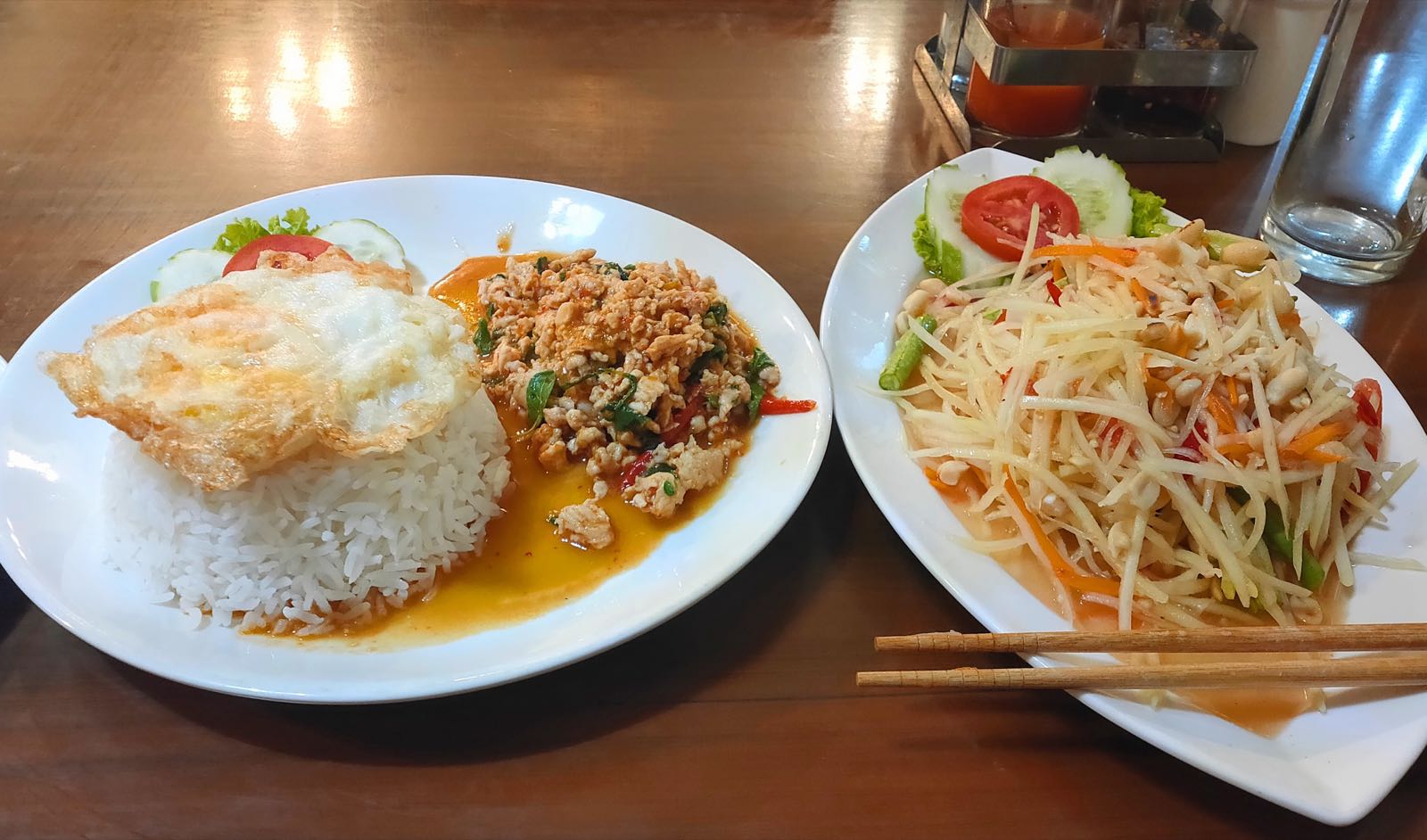 写真左がガパオライス 右がソムタム(パパイヤサラダ) バンガロールのタイ料理店にて