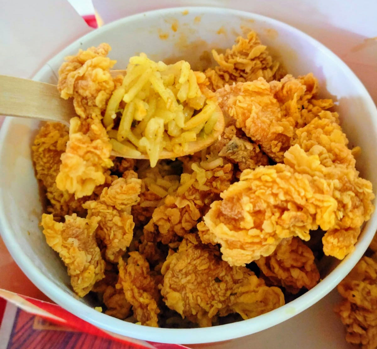 ケンタッキーのチキンの下からインドのスパイスが詰まったお米