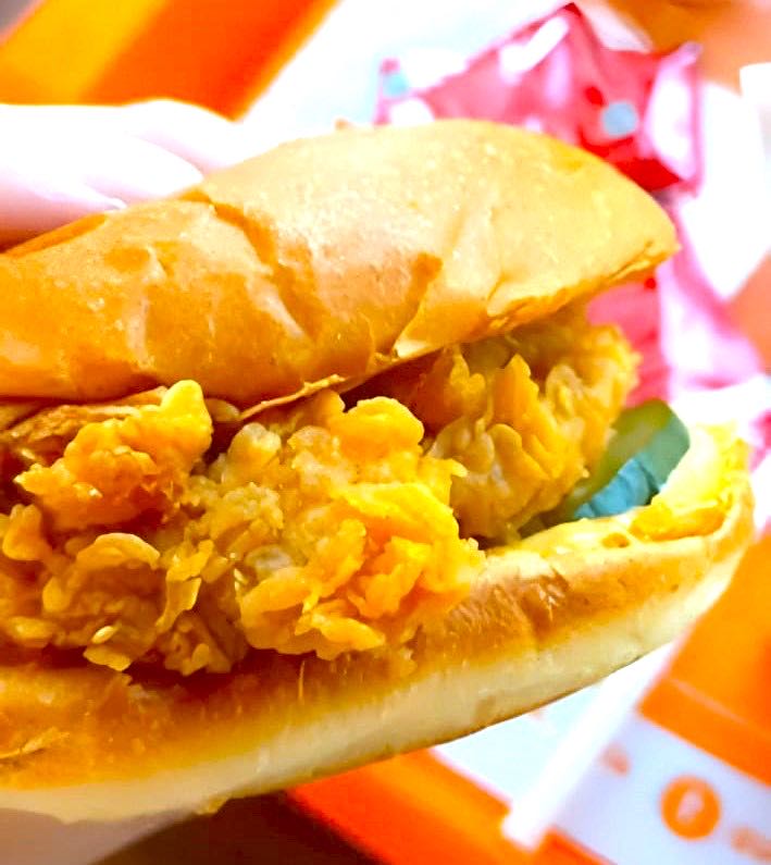 POPEYESのハンバーガーの側面