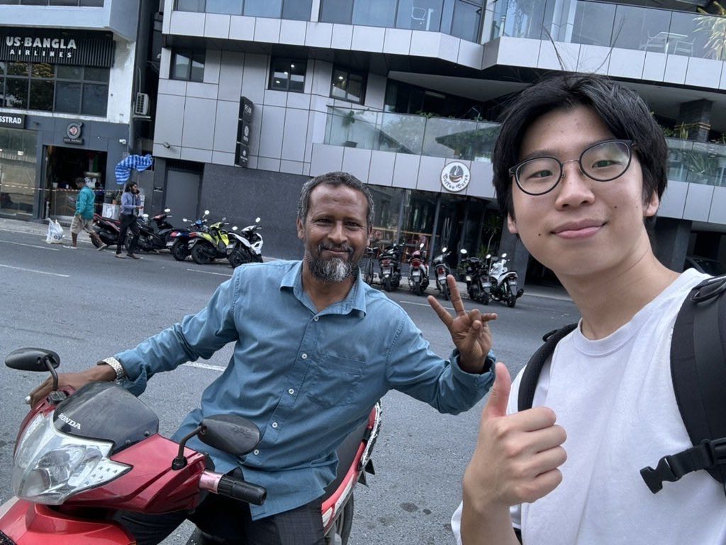 3時間案内してくれたガイドと。移動はバイクの後ろ