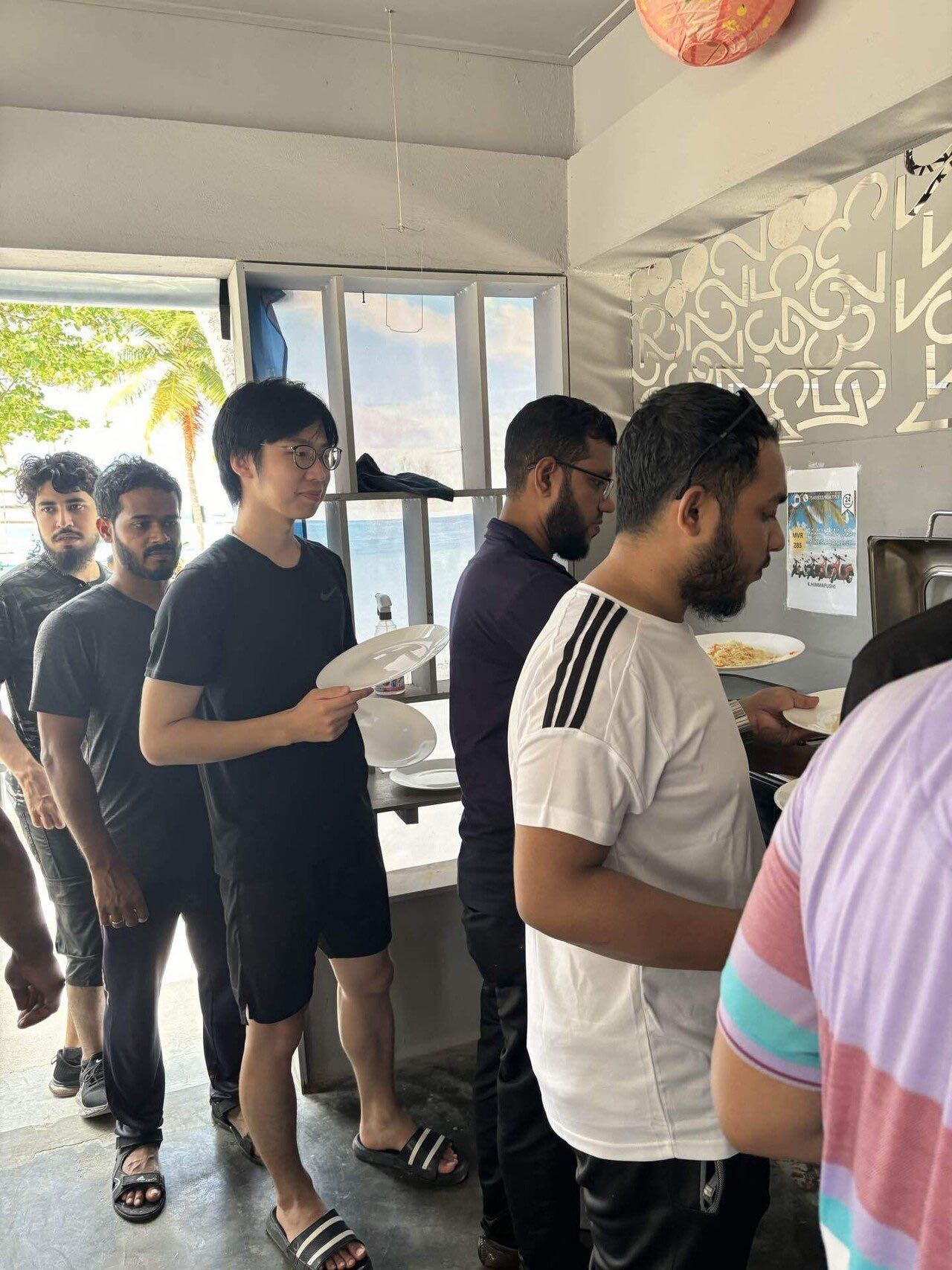 マーフシ島での昼食。ビュッフェ形式でツアー代に含まれます